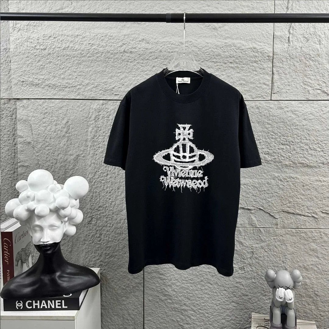 Vivienne Westwood*Western Queen*2026 Spring and Summer New Arrival Classic totem heat transfer process Customized double yarn plain cotton fabric Short-sleeved T-shirt Men and women Same Style Color: Black White Size: S (90-130 pounds) M (120-150 pounds) L (140-165 pounds) XL (160-180 pounds) XXL (180 pounds)